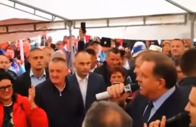 Dodik zapjevao ispod šatora: 