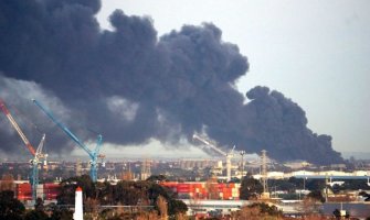 Požar u skladištu fabrike, zatvorene škole, prijeti opasnost od dima