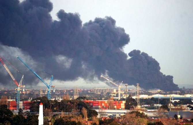 Požar u skladištu fabrike, zatvorene škole, prijeti opasnost od dima