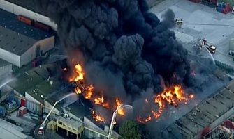 Veliki požar u skladištu fabrike u Melburnu (VIDEO)
