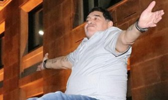 Maradona pijan izvodio striptiz na krovu automobila (VIDEO)