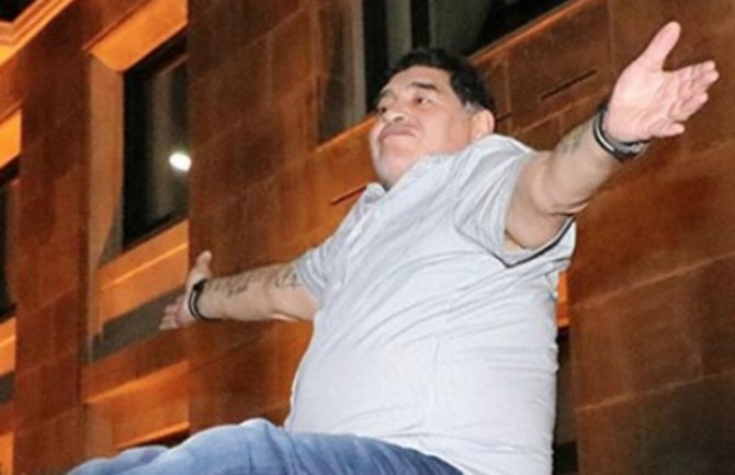 Maradona pijan izvodio striptiz na krovu automobila (VIDEO)