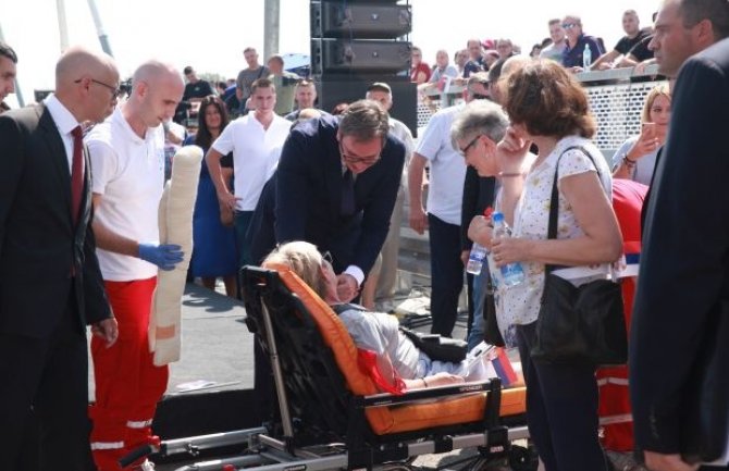 Žena slomila nogu na otvaranju Žeželjevog mosta, Vučić prišao da vidi je li dobro