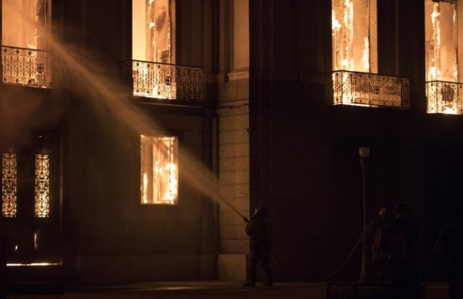 Brazil: Požar u Nacionalnom muzeju, izgorjela 200-godišnja baština i znanje