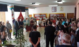 Predstavnici Opštine Herceg Novi uručili đacima poklon-udžbenike i poželjeli im uspjeh