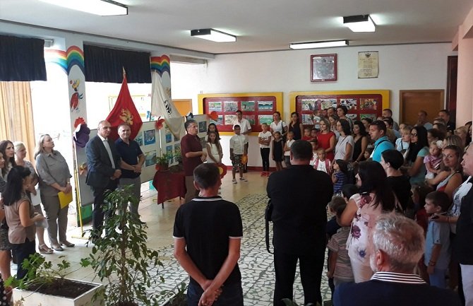 Predstavnici Opštine Herceg Novi uručili đacima poklon-udžbenike i poželjeli im uspjeh