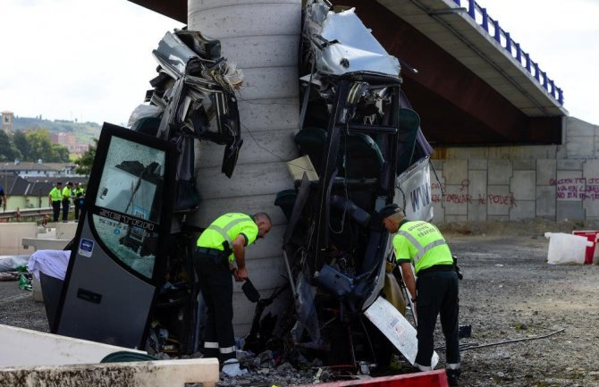 Stravična nesreća: Autobus udario u stub, stradalo najmanje 5 osoba(VIDEO)