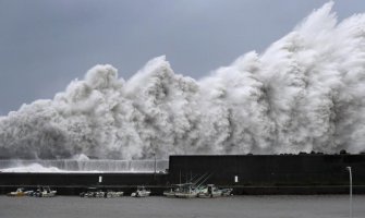 Japan: U naletu tajfuna 10 mrtvih, 300 povrijeđenih, vjetar prevrtao kamione (VIDEO)