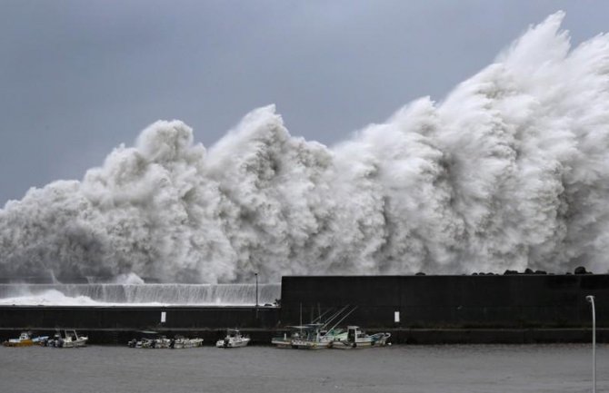 Japan: U naletu tajfuna 10 mrtvih, 300 povrijeđenih, vjetar prevrtao kamione (VIDEO)