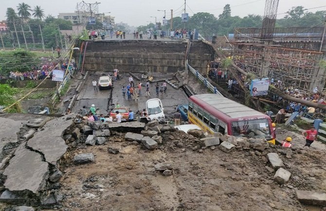 Urušio se vijadukt u Indiji, poginula jedna, povrijeđene 23 osobe