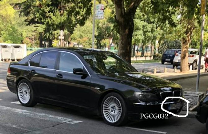 URA: Gvozdenović parkira BMW nasred pješačkog u centru Podgorice   