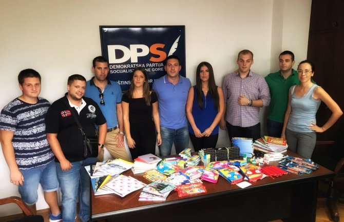 Savjet mladih DPS Herceg Novi donirao školski pribor najmlađim sugrađanima