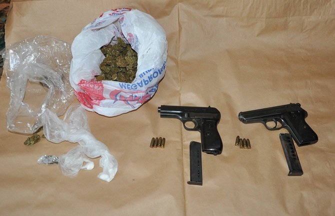 Kod Budvanina pronađen kokain, marihuana, dva pištolja