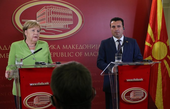 Merkel: Referendum preduslov da Makedonija postane dio evropske porodice