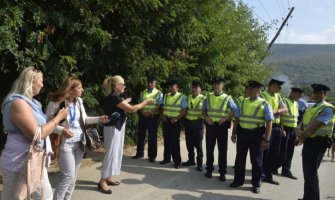 Napadnute reporterke DW na zadatku, okružili ih zbog srpskih tablica
