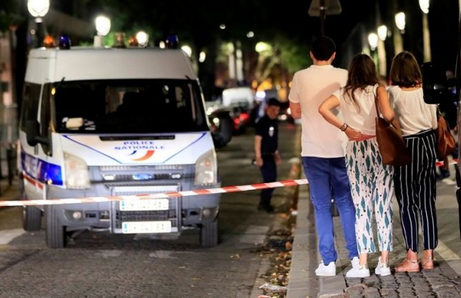 Pariz: Naoružan nožem i gvozdenom šipkom išao ulicom i ranjavao