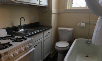 Stan sa kupatilom nasred kuhinje iznajmljen za 525 dolara mjesečno