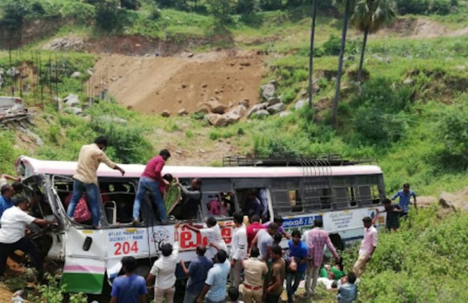 Autobus sa 80 vjernika se survao u provaliju, najmanje 50 mrtvih (VIDEO)