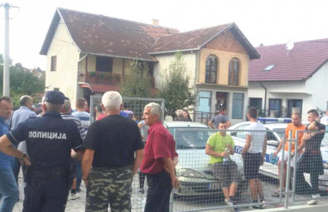 Policija evakuisala strica i njegovu bratanicu, mještani htjeli da ih linčuju