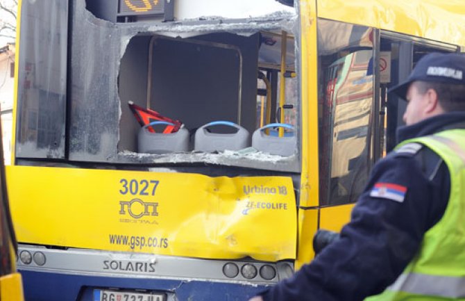Autobus sa 40 putnika uletio među drveće, 22 povrijeđenih