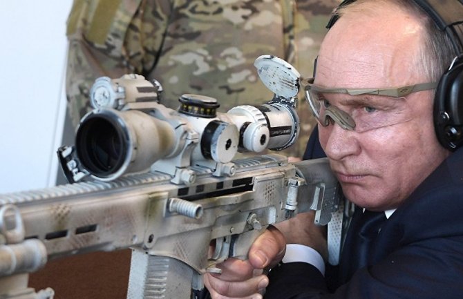 Pogledajte kako Putin gađa snajperom (VIDEO)
