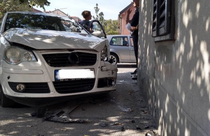 Udes na Cetinju: Sudarila se dva vozila, jedno udarilo u kuću