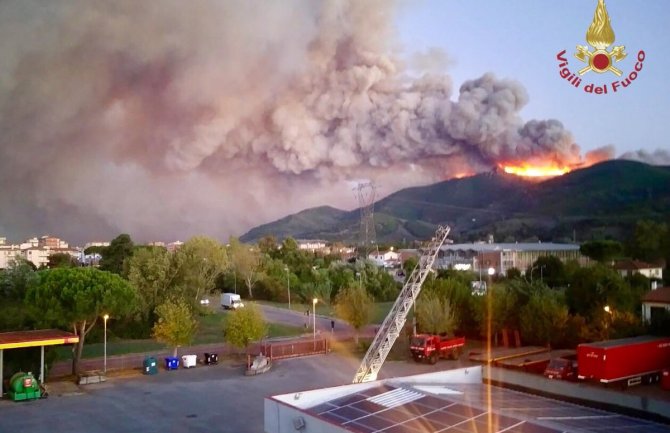 Veliki požar u Toskani, stotine ljudi evakuisano (FOTO)