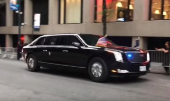 Tramp ima novi automobil: Limuzina ima poseban sistem za odbranu od raketnog napada i opremljena je zalihom krvi (VIDEO)