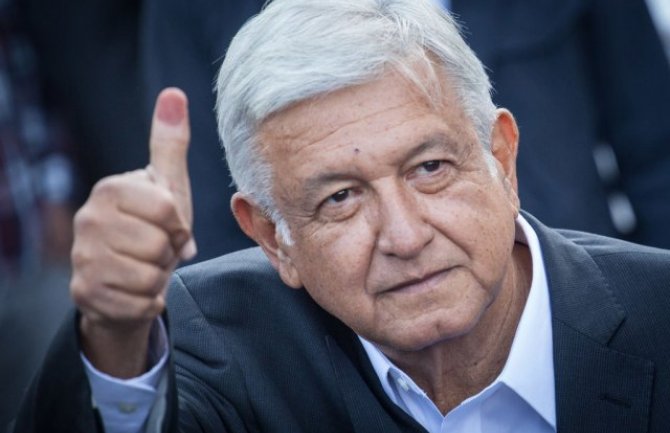 Meksički predsjednik poljubio reporterku nakon što mu je postavila pitanje (VIDEO)