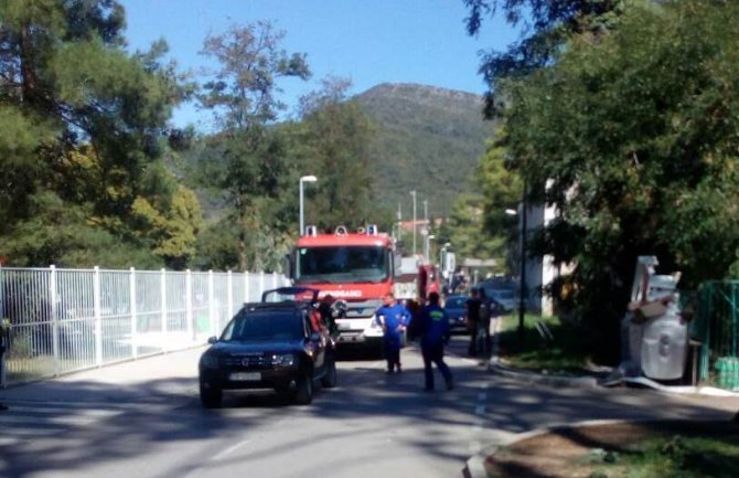 Ugašen požar u školi u Tivtu, nema povrijeđenih (FOTO)