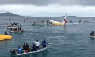 Avion sa 47 osoba pao u Tihi okean, putnici spašeni, avion tone (FOTO)