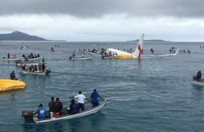 Avion sa 47 osoba pao u Tihi okean, putnici spašeni, avion tone (FOTO)