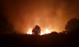 Veliki požar prijetio selu Brkanovići, vatra se primakla na 300 metara selu, i mještani gasili