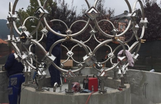 Nastavak radova na fontani u Pljevljima, postavljena konstrukcija (FOTO)