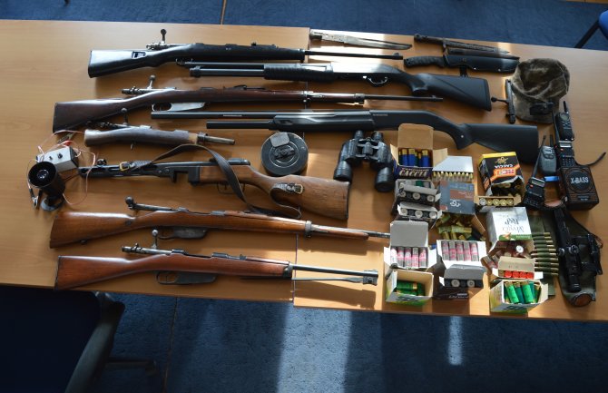 Policija u kući Cetinjanina pronašla arsenal oružja