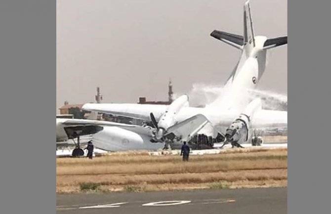 Nesvakidašnji incident: Avion udario u drugi na pisti, oba uništena (VIDEO)