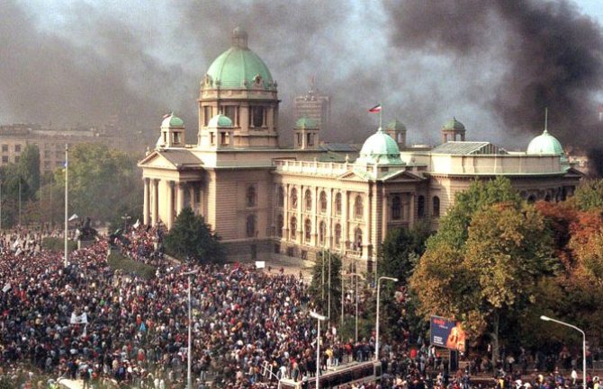 Prije 18 godina okončana vladavina Slobodana Miloševića