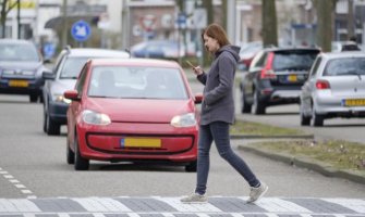 Litvanija zabranila telefoniranje pri prelasku ulice