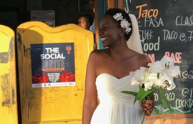 Nije mogla da sluša pitanja o vjenčanju pa odlučila da se uda za samu sebe(VIDEO)