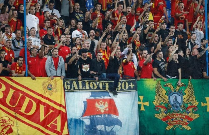Kraća tuča između navijača Crne Gore uoči utakmice (VIDEO)