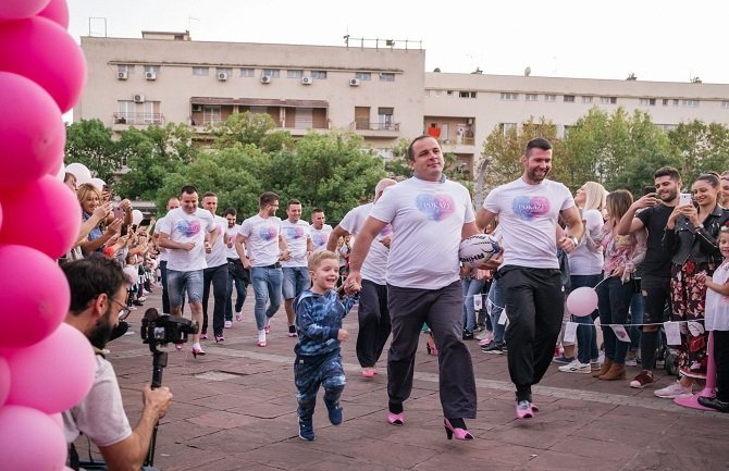 Muškarci trčali u cipelama kroz centar Podgorice u znak borbe protiv raka