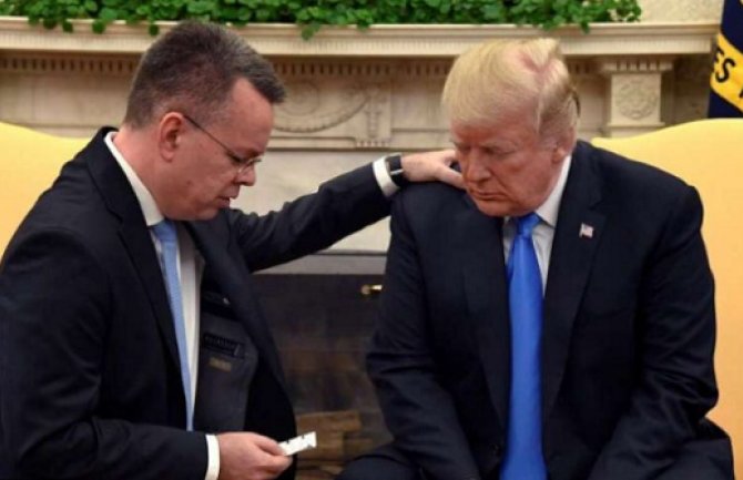 Američki svještenik kleknuo pored Trampa: Molim se Bogu za Vas