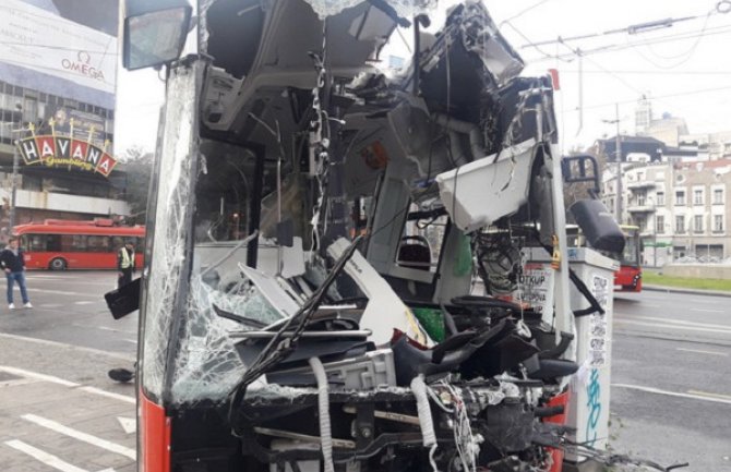  Autobus udario u banderu, povrijeđen vozač, tramvajski i trolejbuski saobraćaj ukinut