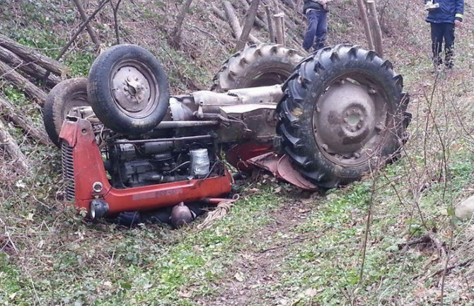 Pijan vozio ženu na traktoru, pa sletjeli s puta, ona poginula