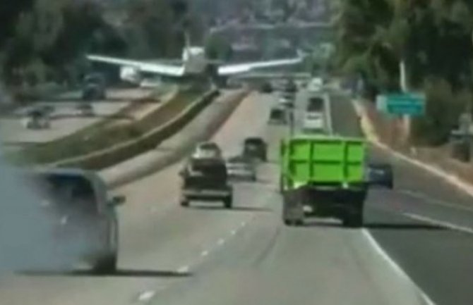 Avion sletio na autoput i prestravio vozače (VIDEO)