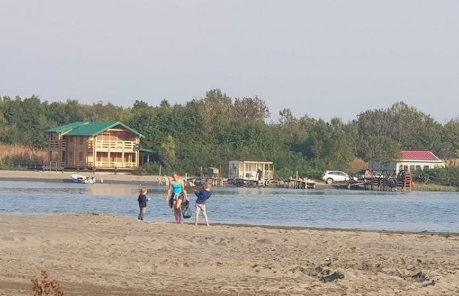 Porodica iz Belgije umjesto odmaranja čistila plažu na Adi Bojani(FOTO)