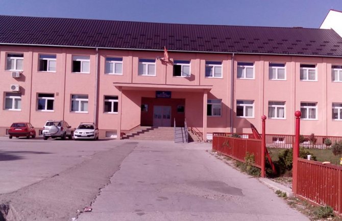 Epilog tuče u bjelopoljskoj srednjoj školi: Isključeno 9 učenika, pomoćnik direktora završio u gipsu