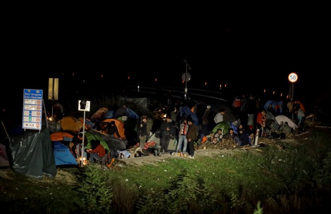  GP Maljevac: Migranti i treću noć provode na otvorenom 