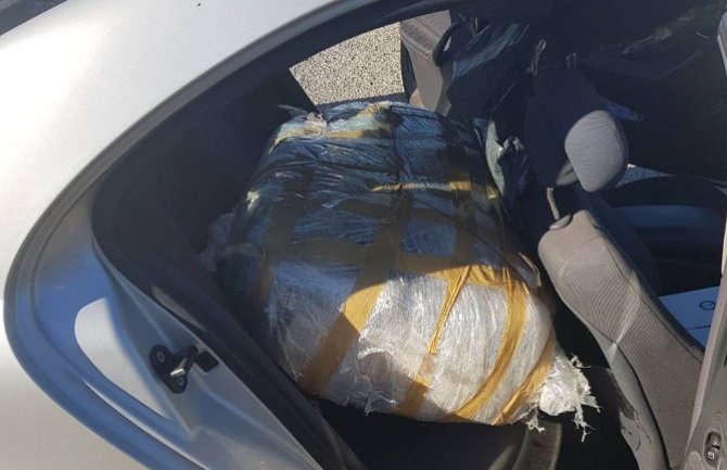 Tuzi: U mercedesu pronađeno 50 kg droge, uhapšen Podgoričanin (FOTO)