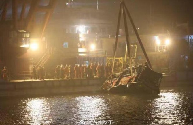 Kina: Nakon četiri dana u rijeci pronađeni autobus i devet tijela (VIDEO)